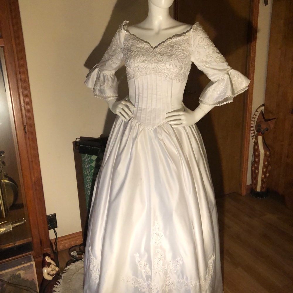 Slenderizing Mary’s Wedding Dress S 12 Embroidery Sequins And Pearl Design READ